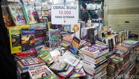 Harga buku yang ditawarkan di Blok M Square mulai dari Rp10.000. 