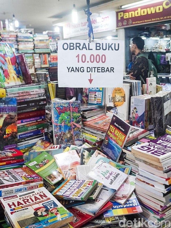 Berburu Buku Murah di Basement Blok M Square