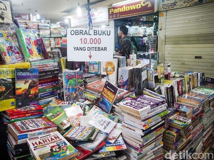 Berburu Buku Murah di Basement Blok M Square