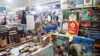 Beragam jenis buku tersedia, mulai dari novel, buku Islam, buku pelajaran, hingga komik. 