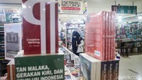 Sejumlah pengunjung terlihat memilih dan mencari buku sesuai kebutuhan mereka. 