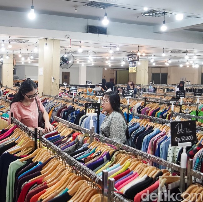 Berburu Jersey hingga Topi, Toko Thrift Jadi Daya Tarik Baru Blok M Hub