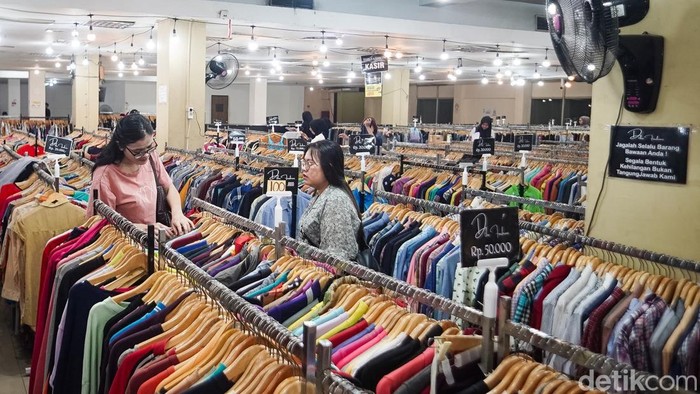 Blok M Hub terus menawarkan tenant baru sejak diresmikan pada akhir Mei 2025 lalu. Selain tenant kuliner, toko barang bekas, atau yang lebih populer disebut sebagai toko thrift, di ujung lorong Blok M Hub juga turut menarik perhatian pengunjung untuk berbelanja pada Kamis (13/08/2026).