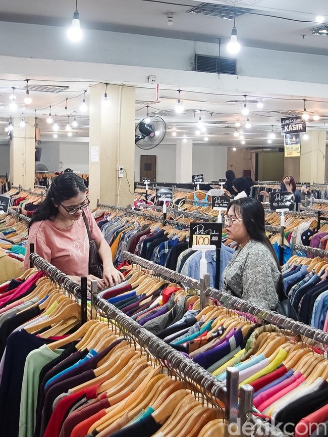 Berburu Jersey hingga Topi, Toko Thrift Jadi Daya Tarik Baru Blok M Hub