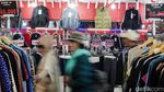 Berburu Jersey hingga Topi, Toko Thrift Jadi Daya Tarik Baru Blok M Hub