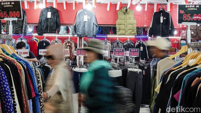 Blok M Hub terus menawarkan tenant baru sejak diresmikan pada akhir Mei 2025 lalu. Selain tenant kuliner, toko barang bekas, atau yang lebih populer disebut sebagai toko thrift, di ujung lorong Blok M Hub juga turut menarik perhatian pengunjung untuk berbelanja pada Kamis (13/08/2026).