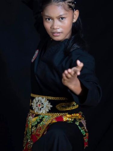 Berparas cantik mirip Zendaya dan mahir pencak silat, atlet muda asal Lombok bernama Azizah mendadak viral di Instagram usai pamer aksi ekstrem ala Spider-Man.