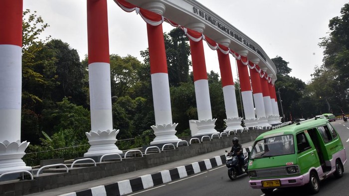 Angkutan kota melintas di samping monumen Tepas Salapan Lawang Dasakreta, Otista, Kota Bogor, Jawa Barat, Rabu (12/8/2026). Monumen dengan sembilan pilar yang juga ikon Kota Bogor tersebut dihias dengan kain merah putih sebagai rangkaian kegiatan Festival Merah Putih 2026 dalam menyambut HUT ke-81 Kemerdekaan Republik Indonesia. ANTARA FOTO/Arif Firmansyah/nym.
