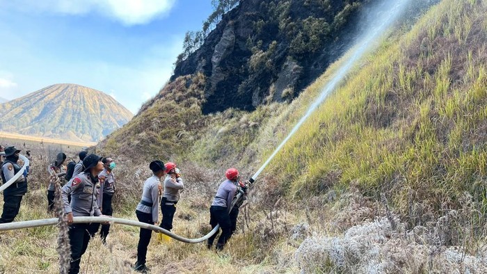 Brimob diterjunkan padamkan kebakaran Bromo