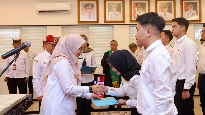 Bupati Ipuk saat memberikan SK ke PNS Banyuwangi