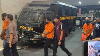 Tangan Diborgol, 8 Tersangka Kasus 1,3 Ton Ketamin Tiba di Bareskrim