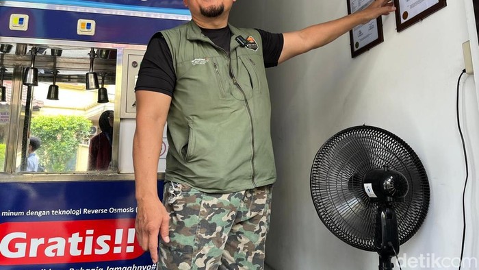 Pengurus Masjid At-Taqwa, Budi Anggie, mengatakan salah satu program andalan yang saat ini dijalankan adalah wakaf air. Program tersebut menyediakan air minum secara cuma-cuma alias gratis bagi masyarakat yang membutuhkan.