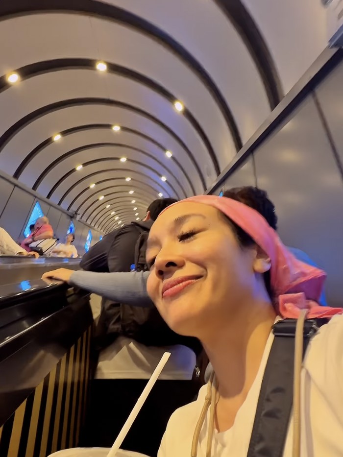 Dhea Ananda dan ibu liburan ke China