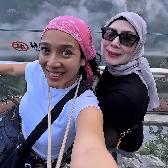 Seru Abis! Dhea Ananda dan Ibu Naik Gunung Pakai Eskalator di China