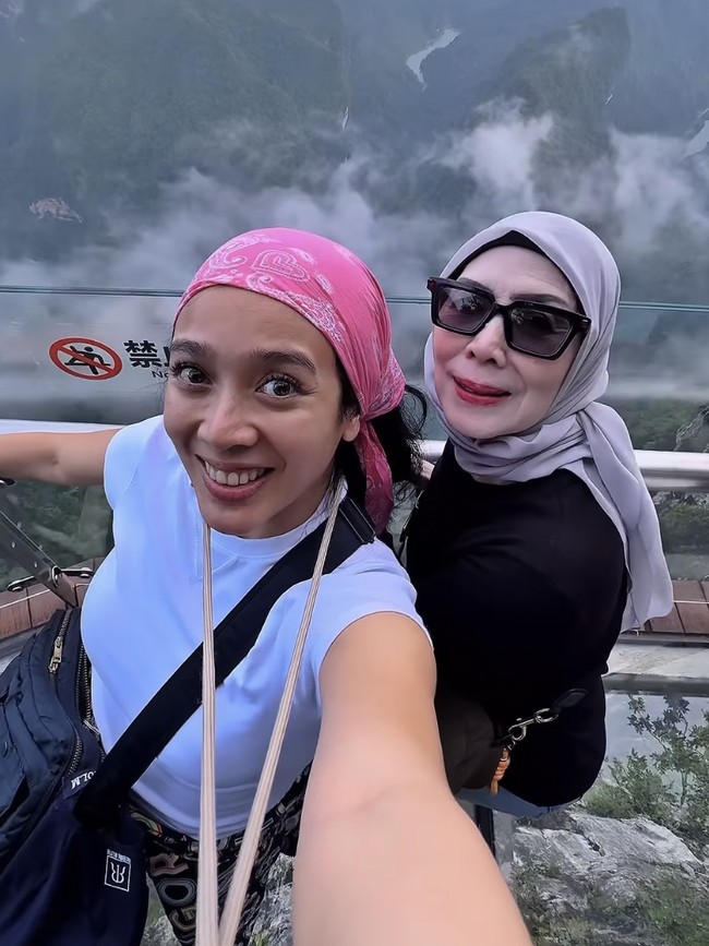 Seru Abis! Dhea Ananda dan Ibu Naik Gunung Pakai Eskalator di China