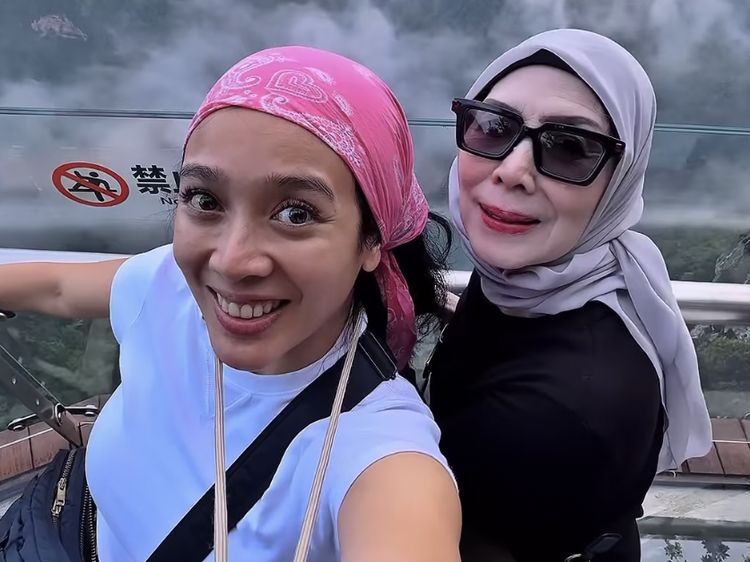 Seru Abis! Dhea Ananda dan Ibu Naik Gunung Pakai Eskalator di China