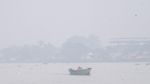 Dikepung Kabut Asap, Pelajar Palembang Tetap Naik Perahu ke Sekolah