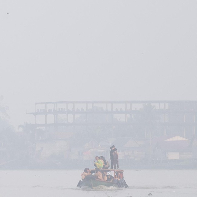 Dikepung Kabut Asap, Pelajar Palembang Tetap Naik Perahu ke Sekolah