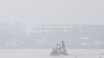 Dikepung Kabut Asap, Pelajar Palembang Tetap Naik Perahu ke Sekolah