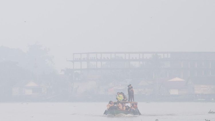 Dikepung Kabut Asap, Pelajar Palembang Tetap Naik Perahu ke Sekolah
