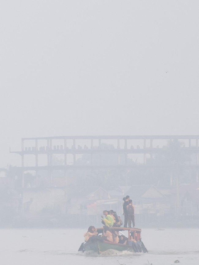 Dikepung Kabut Asap, Pelajar Palembang Tetap Naik Perahu ke Sekolah