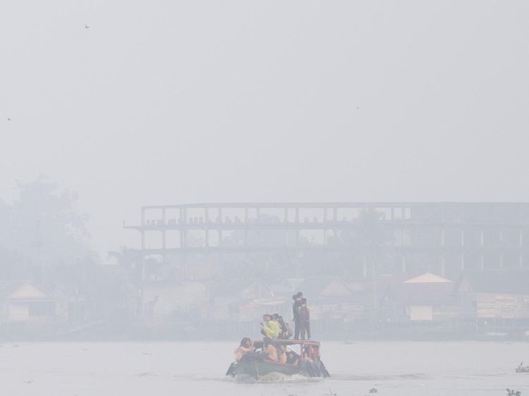 Dikepung Kabut Asap, Pelajar Palembang Tetap Naik Perahu ke Sekolah