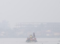 Dikepung Kabut Asap, Pelajar Palembang Tetap Naik Perahu ke Sekolah