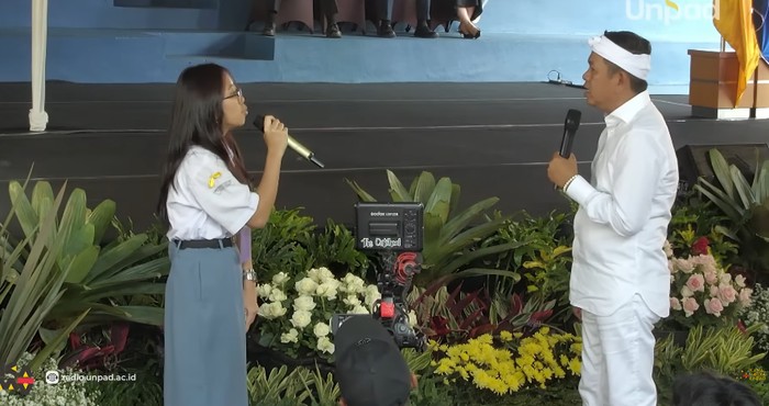 Dinara Alivi Kinesya, mahasiswa baru Unpad menolak bantuan KDM dan memilih memberikan ke teman lain yang membutuhkan.