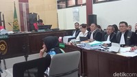 Ketika Doktif Minta Richard Lee Lepas Wig di Sidang
