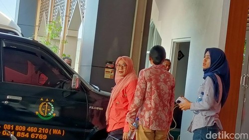 Mantan Wabup Sumbawa, Dewi Noviany (baju warna oranye) bersama penyidik Satreskrim Polresta Mataram saat berada di Kejari Mataram, Kamis (13/8/2026).