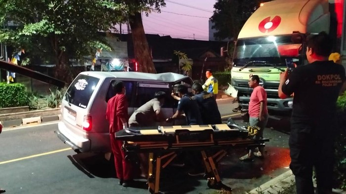 Evakuasi Kecelakaan lalu lintas di jalan Jogja-Solo, Bogem, Sleman, Kamis (13/8/2026).