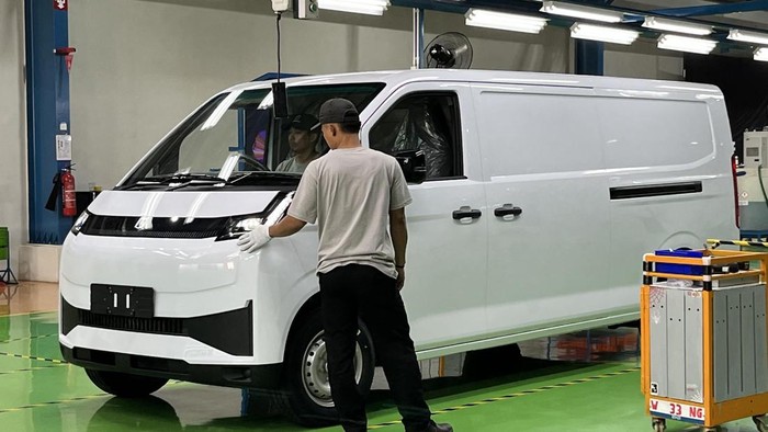 Farizon rakit mobil di Purwakarta