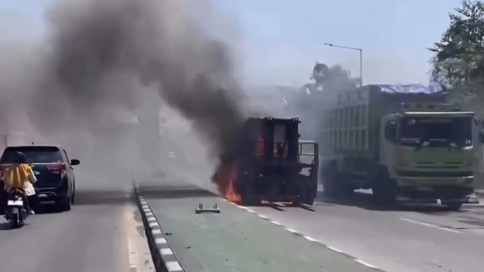 Forklift terbakar di Jalan Pantura, Kaliwungu, Kendal, Kamis (13/8/2026).