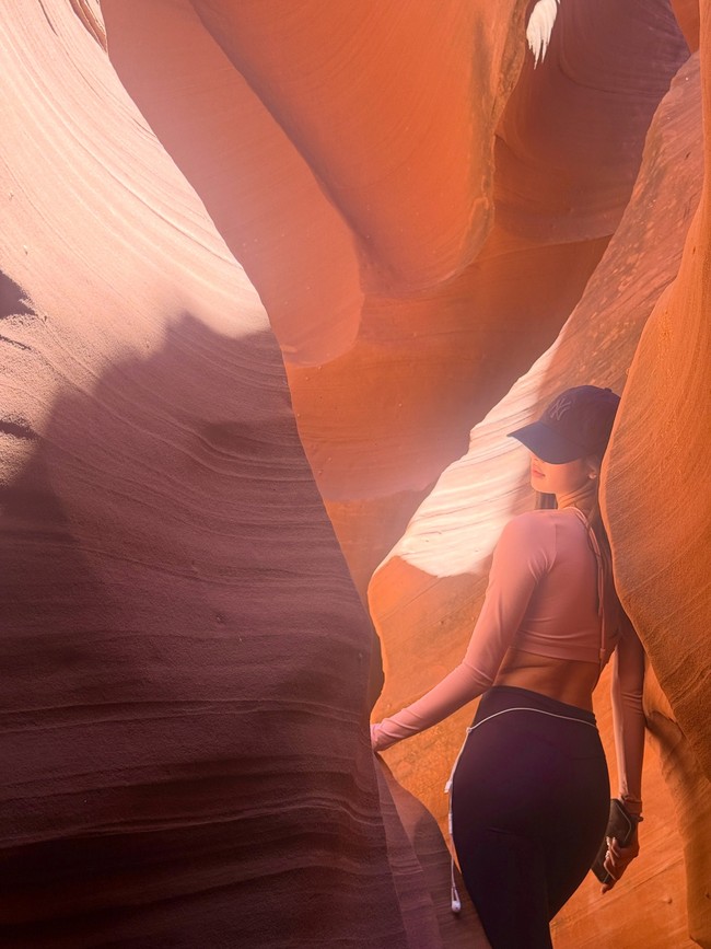 Lisa BLACKPINK memamerkan momen liburan santai di Arizona, Amerika Serikat. Pelantun ‘Rockstar’ itu mendatangi spot ikonik Antelope Canyon, ngarai celah dengan dinding merah yang disebutnya sebagai “red rock therapy.” Foto: dok. Instagram @lalalalisa_m