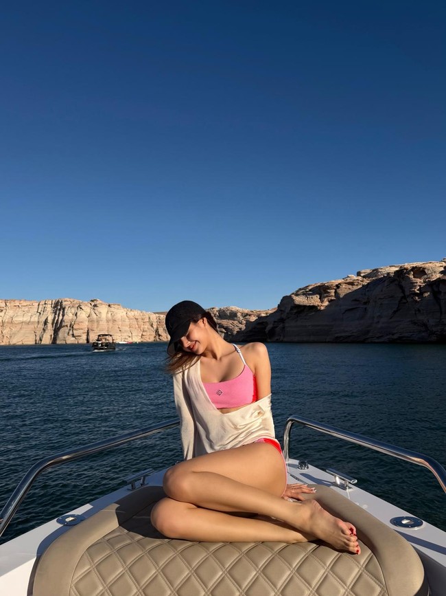 Gaya Liburan Chill Lisa BLACKPINK ke Antelope Canyon, Serba NikeSKIMS