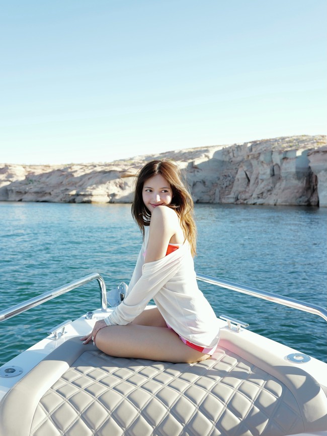 Atasan Monogram Bikini Top dan bawahan Monogram Bikini Shorts seperti Lisa BLACKPINK ini dapat ditemukan di situs resmi FWRD seharga Rp 5,7 jutaan. Foto: dok. Instagram @lalalalisa_m