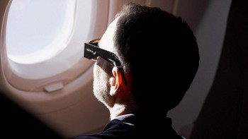 Dari atas awan, para penumpang Iberia pun menikmati salah satu fenomena langit paling menakjubkan. Pengalaman menyaksikan gerhana dari udara menjadi momen tak terlupakan bagi mereka yang berada dalam penerbangan khusus tersebut. REUTERS/Sergio Leon