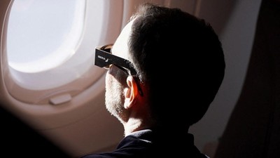 Momen Langka! Lihat Gerhana Matahari Total dari Atas Awan