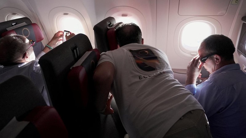 Momen spektakuler gerhana matahari total terlihat dari sebuah penerbangan khusus Iberia di langit Spanyol pada 12 Agustus 2026. Fenomena langka tersebut menjadi pengalaman istimewa bagi para penumpang di dalam pesawat. REUTERS/ Sergio Leon.