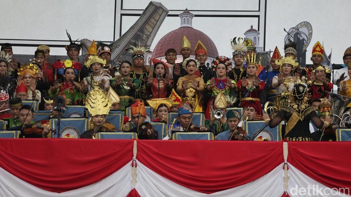 Pegawai melakukan gladi bersih persiapan pidato Presiden di Kompleks Parlemen, Senayan, Jakarta, Kamis (13/8/2026).