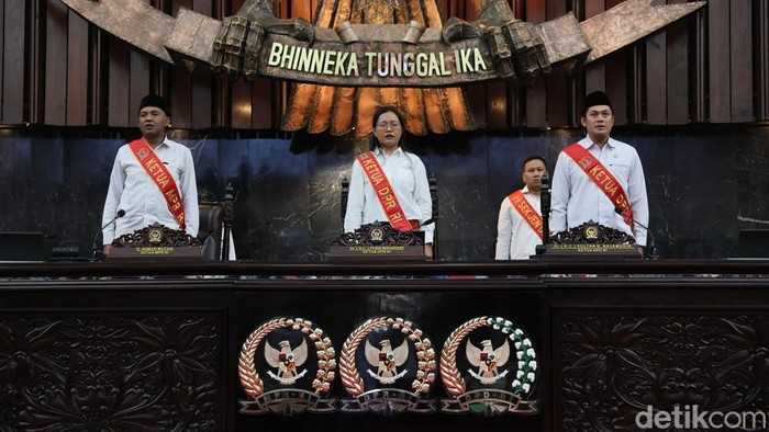 Pegawai melakukan gladi bersih persiapan pidato Presiden di Kompleks Parlemen, Senayan, Jakarta, Kamis (13/8/2026).