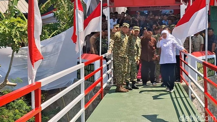 Gubernur Jatim Khofifah Indar Parawansa bersama Pangdam V/Brawijaya Mayjen TNI Rudy Saladin dalam peresmian Jembatan Perintis Garuda di Desa Genjeng, Kecamatan Loceret, Kabupaten Nganjuk