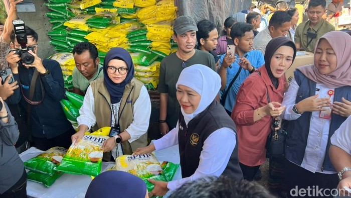 Gubernur Jatim Khofifah Indar Parawansa saat hadiri pasar murah di Nganjuk