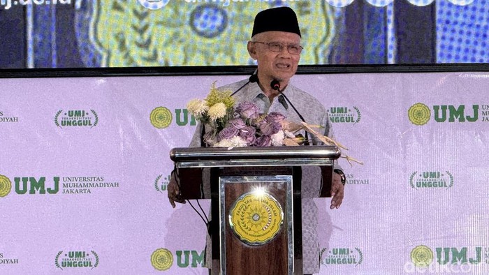 Ketua Umum PP Muhammadiyah Haedar Nashir saat berpidato dalam acara Peringatan Hari Pers dan Literasi Muhammadiyah Tahun 2026 di Universitas Muhammadiyah Jakarta, Tangerang Selatan, Kamis (13/8/2026).