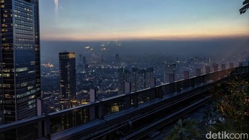 Pemandangan senja dari puncak salah satu gedung pencakar langit di Jakarta dalam tangkapan kamera Huawei Pura 90s Pro Max. Kamera utamanya 50 MP dengan variable aperture dan OIS. Foto ini diambil menggunakan zoom 1x. Foto: Virgina Maulita Putri/detikINET