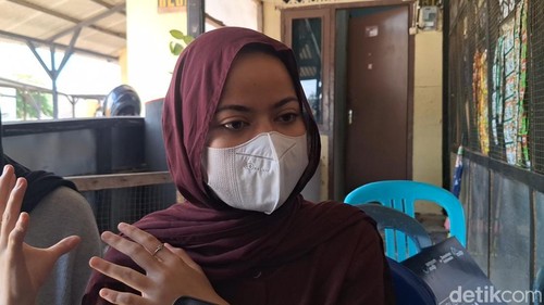 Haula Dwi Juliyatri Hasibuan, korban selamat KMP Putri Yasmin, saat diwawancarai, Kamis (13/8/2026). Dok. Nathea Citra/detikBali