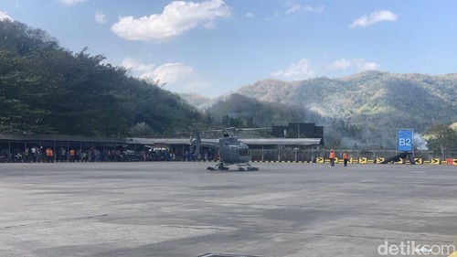 Helikopter tipe BELL 407 dikerahkan melakukan pencarian lima korban KMP Putri Yasmin, Kamis (13/8/2026).