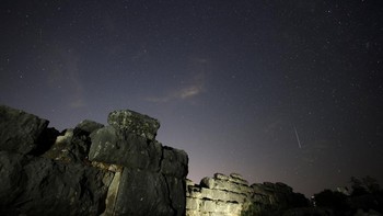 Daorson diketahui merupakan peninggalan kota kuno bangsa Illyria yang diperkirakan berasal dari sekitar 300 SM hingga 50 SM. Perpaduan reruntuhan bersejarah dan cahaya meteor membuat suasana pengamatan Perseid semakin menarik. REUTERS/Amel Emric