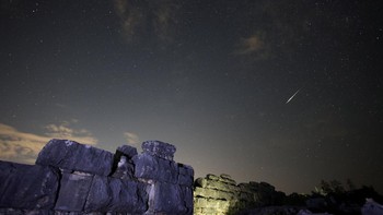 Salah satu pemandangan spektakuler terlihat di atas reruntuhan Daorson, kota kuno bangsa Illyria di Stolac, Bosnia dan Herzegovina. Jejak cahaya meteor tampak melintas di langit malam, menciptakan pemandangan dramatis di atas situs bersejarah tersebut. REUTERS/Amel Emric