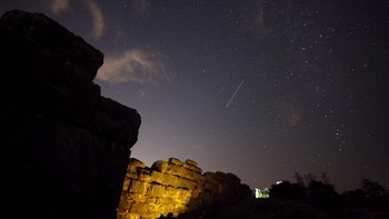 Kemunculan jejak-jejak cahaya Perseid di atas langit Balkan pun menghadirkan pemandangan langka yang memadukan keindahan fenomena astronomi dengan lanskap bersejarah. Momen tersebut menjadi daya tarik tersendiri bagi warga dan penggemar astronomi yang mengabadikannya. REUTERS/Amel Emric